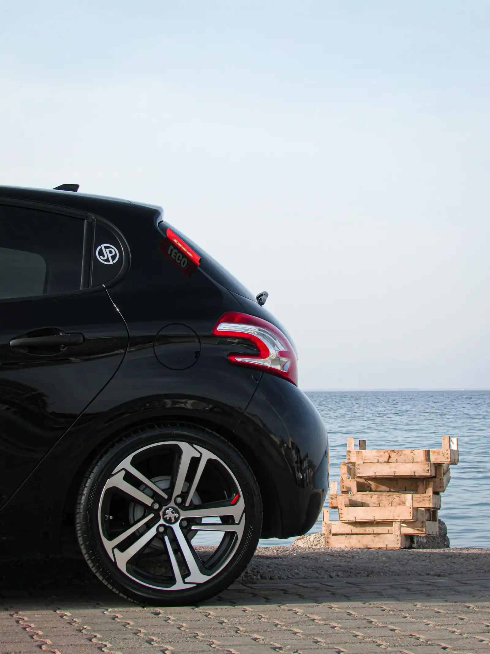 Peugeot 208 noire - Reprogrammation BlueHDi PureTech